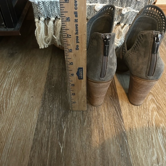 Vince Camuto Fileana Suede Gray
Block Heel Ankle Booties, size 9.5 - Picture 7 of 9